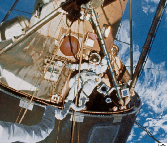 12-Skylab4_-_February_1974_astronaut_Edward_Gibson.jpg
